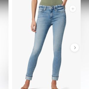 Joe’s Light Wash Cropped Skinny Jeans - 26